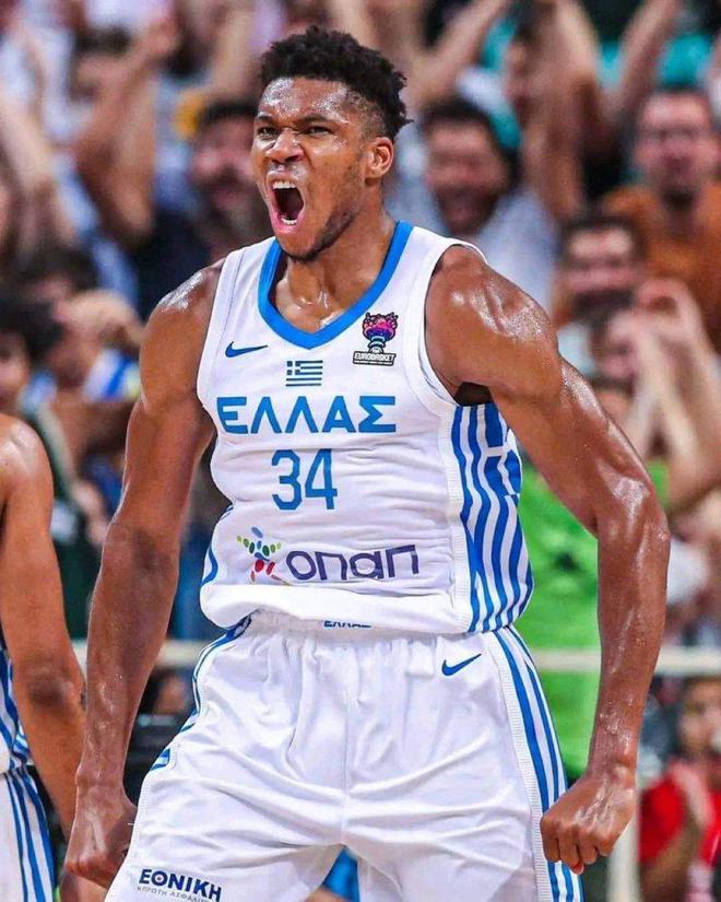 关于字母哥回归赛场，逆转首场状态亮眼，DWG观众沸腾！的信息